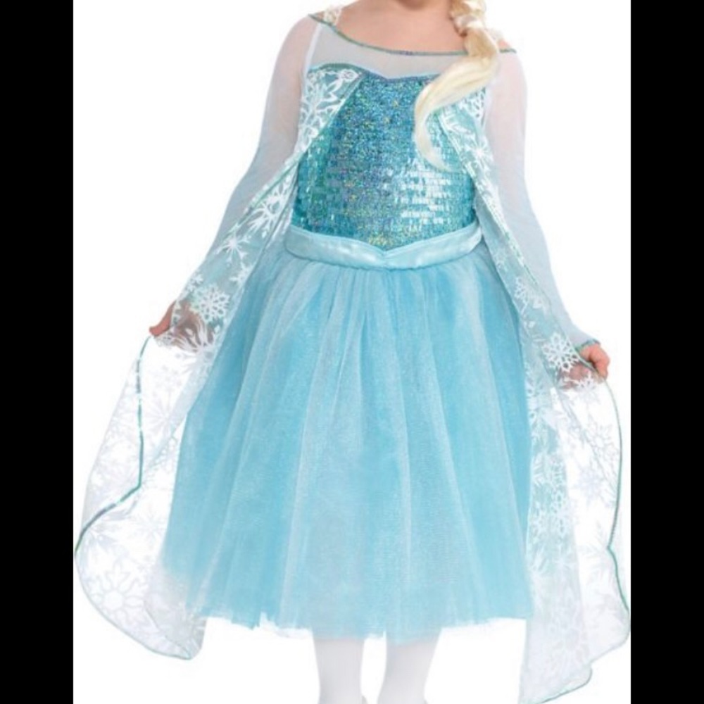 Elsa costume. No smoke/no pet home.